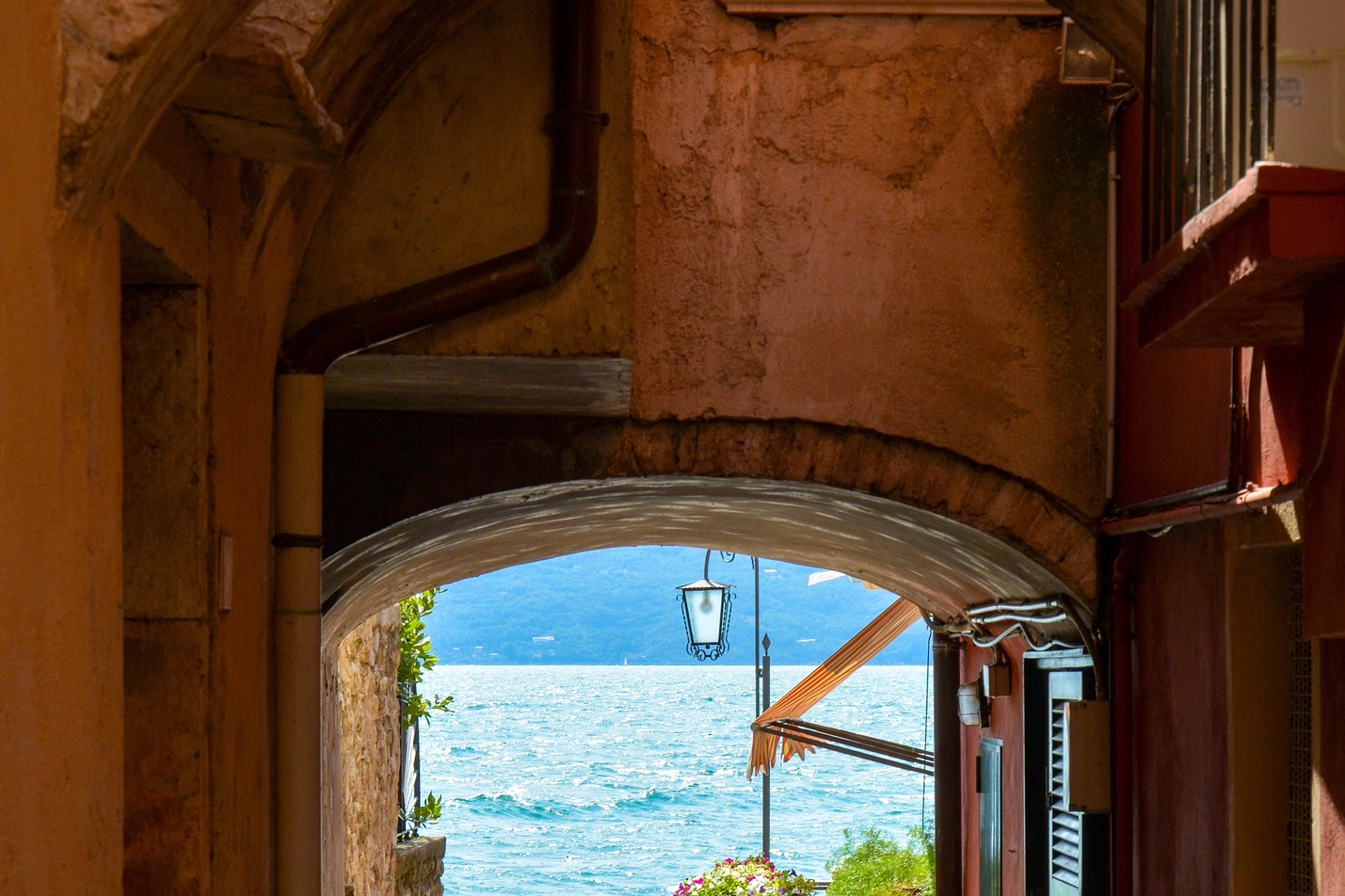 Un vicolo si affaccia sul Lago di Garda