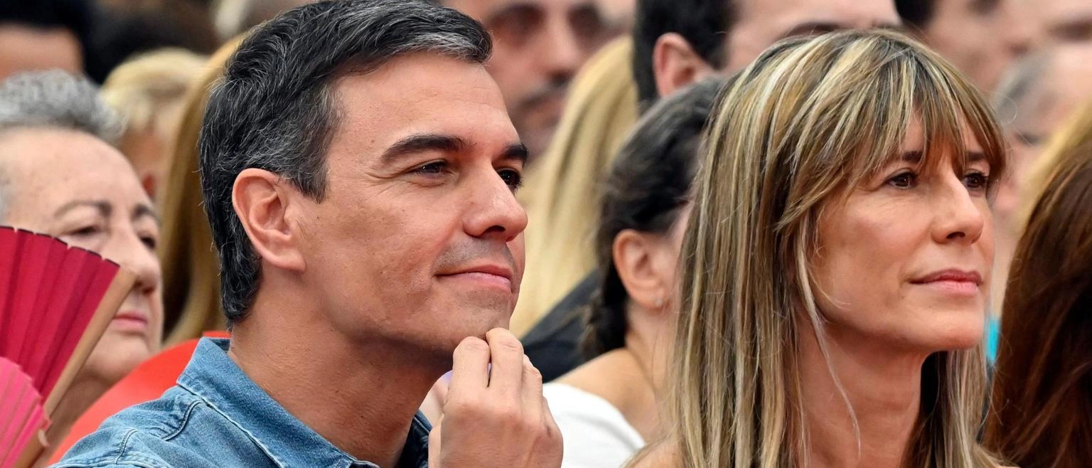 Il premier spagnolo Pedro Sanchez sospende l'agenda ufficiale per riflettere sulla sua permanenza al governo dopo le accuse di corruzione rivolte alla moglie.