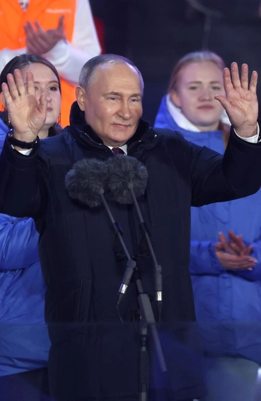 Bagno di folla per Putin, il dittatore esulta: "Il Donbass è nostro"