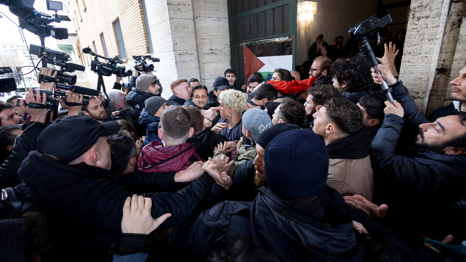 Tensione tra studenti e forze di polizia all'università La Sapienza di Roma (Ansa)