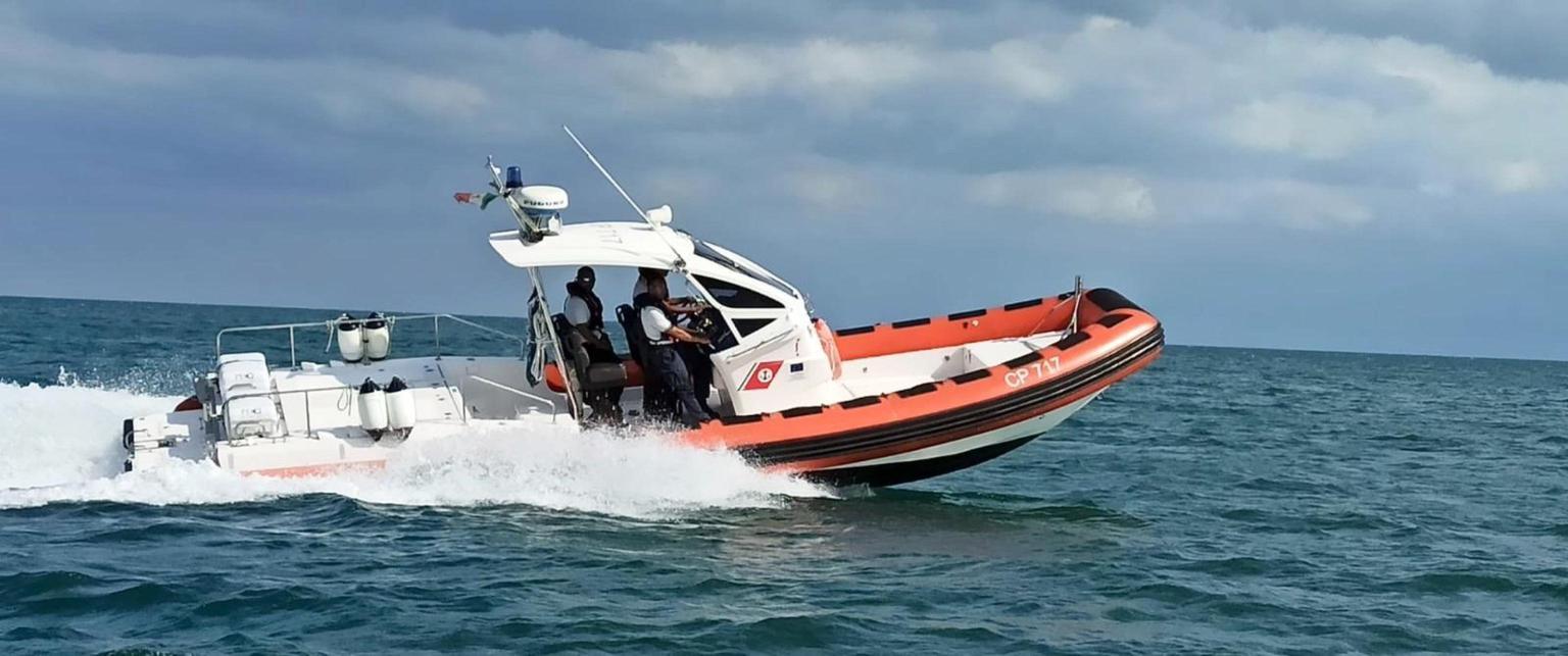 taranto tre uomini dispersi nel golfo ricerche senza sosta di capitaneria e gdf