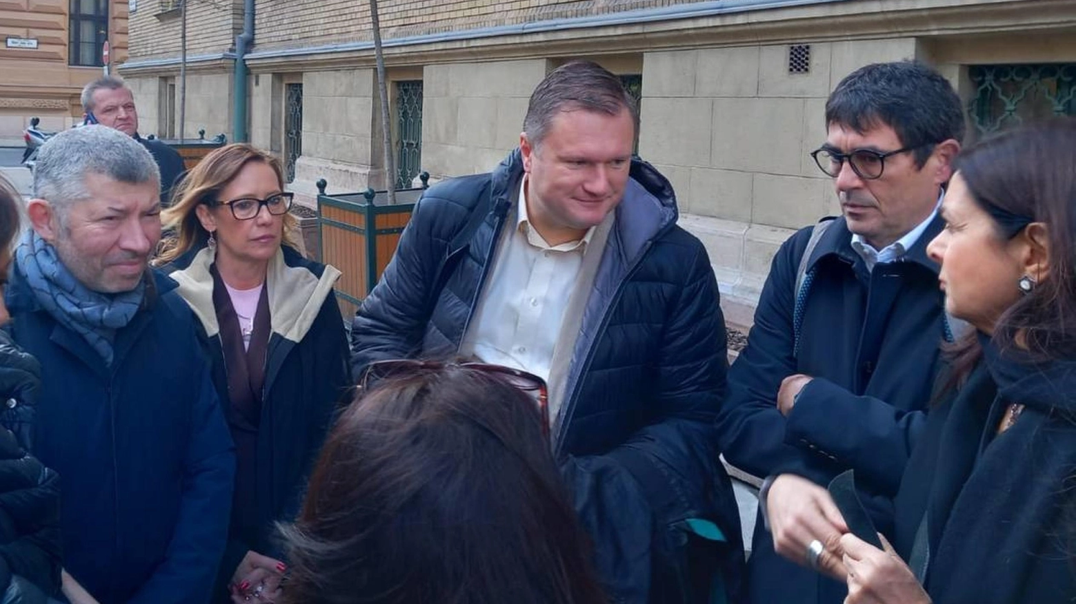 Da sinistra Ivan Scalfarotto, capogruppo di Italia viva, e Ilaria Cucchi, fuori dal tribunale a Budapest (Ansa). Da destra Laura Boldrini e Nicola Fratoianni
