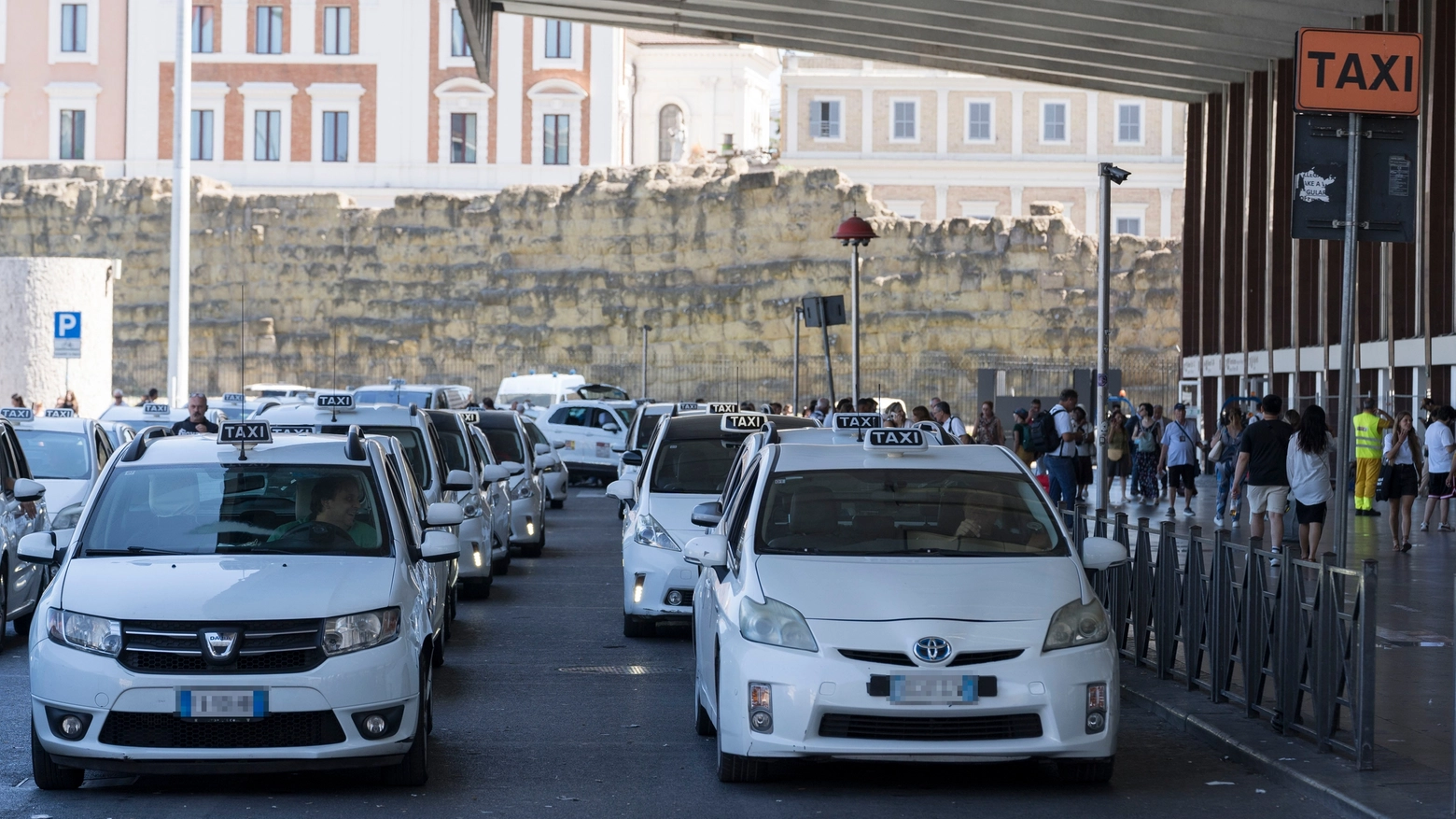 Taxi alla stazione Termini (foto d'archivio)