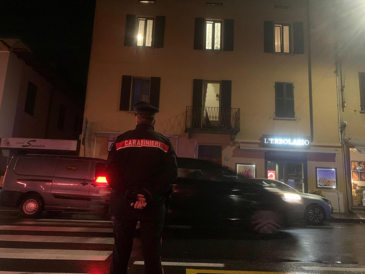 Uccide il padre nel Varesotto, 25enne fermato nella notte Uccide il padre nel Varesotto, 25enne fermato nella notte