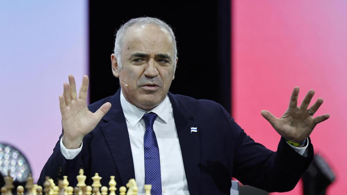 Russia, arrestato in contumacia il campione di scacchi Kasparov