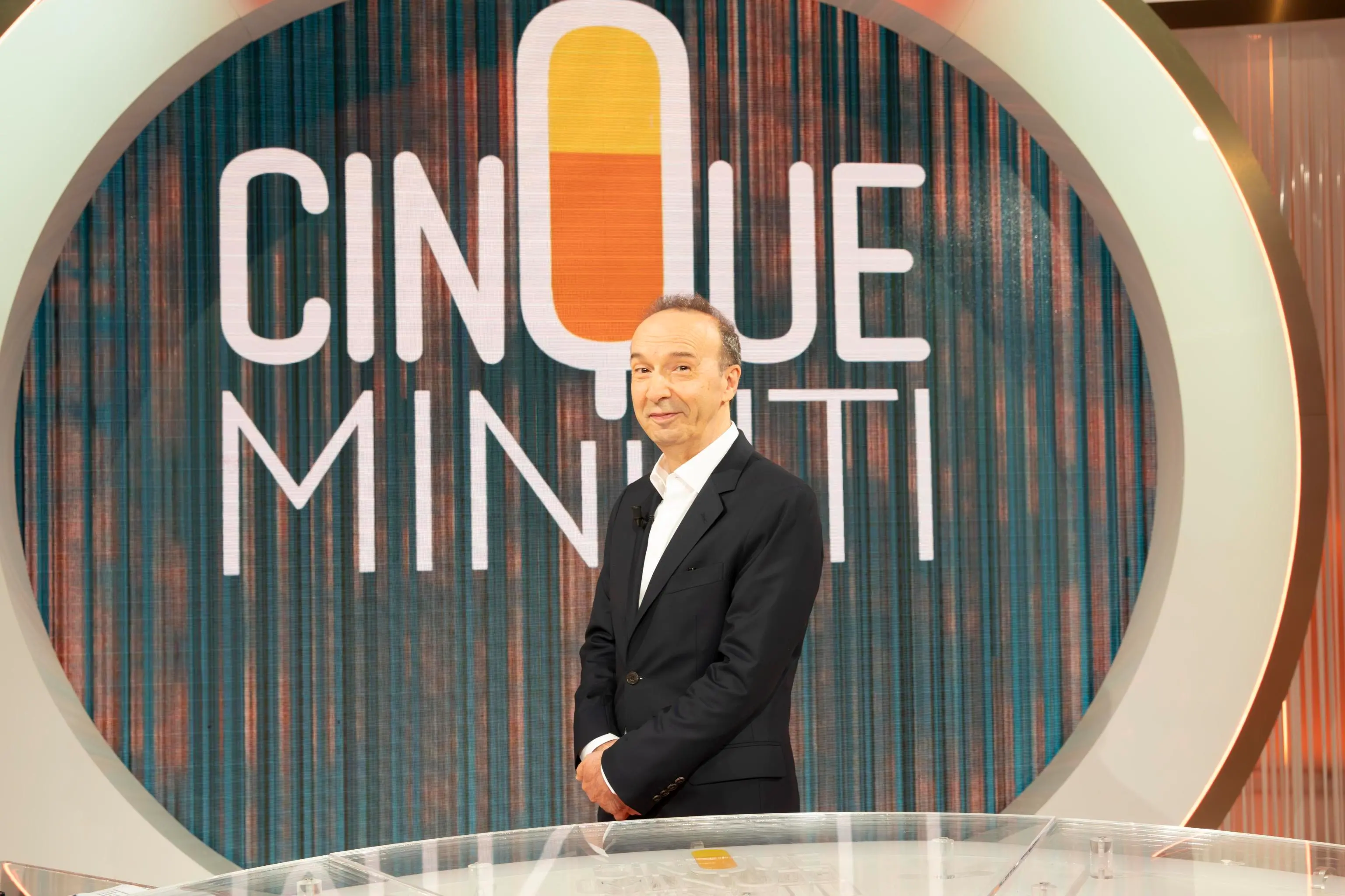 Benigni da Vespa a Cinque Minuti: l’Europa, Trump, i nazionalismi, la guerra e la gag su Berlusconi