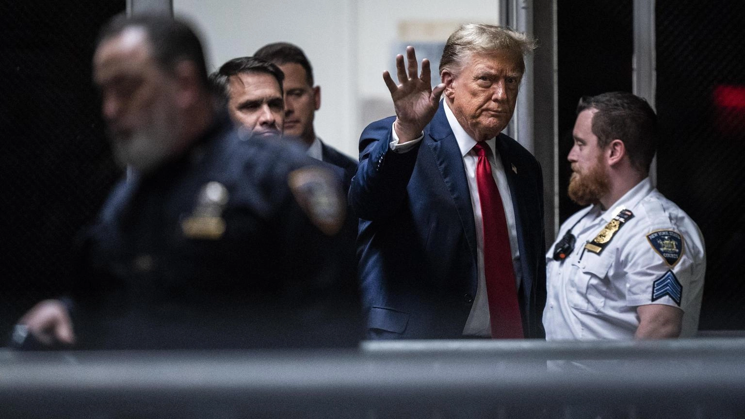 Donald Trump affronta il primo processo a un ex presidente degli Stati Uniti a Manhattan, con 34 capi di imputazione legati ai pagamenti a Stormy Daniels.