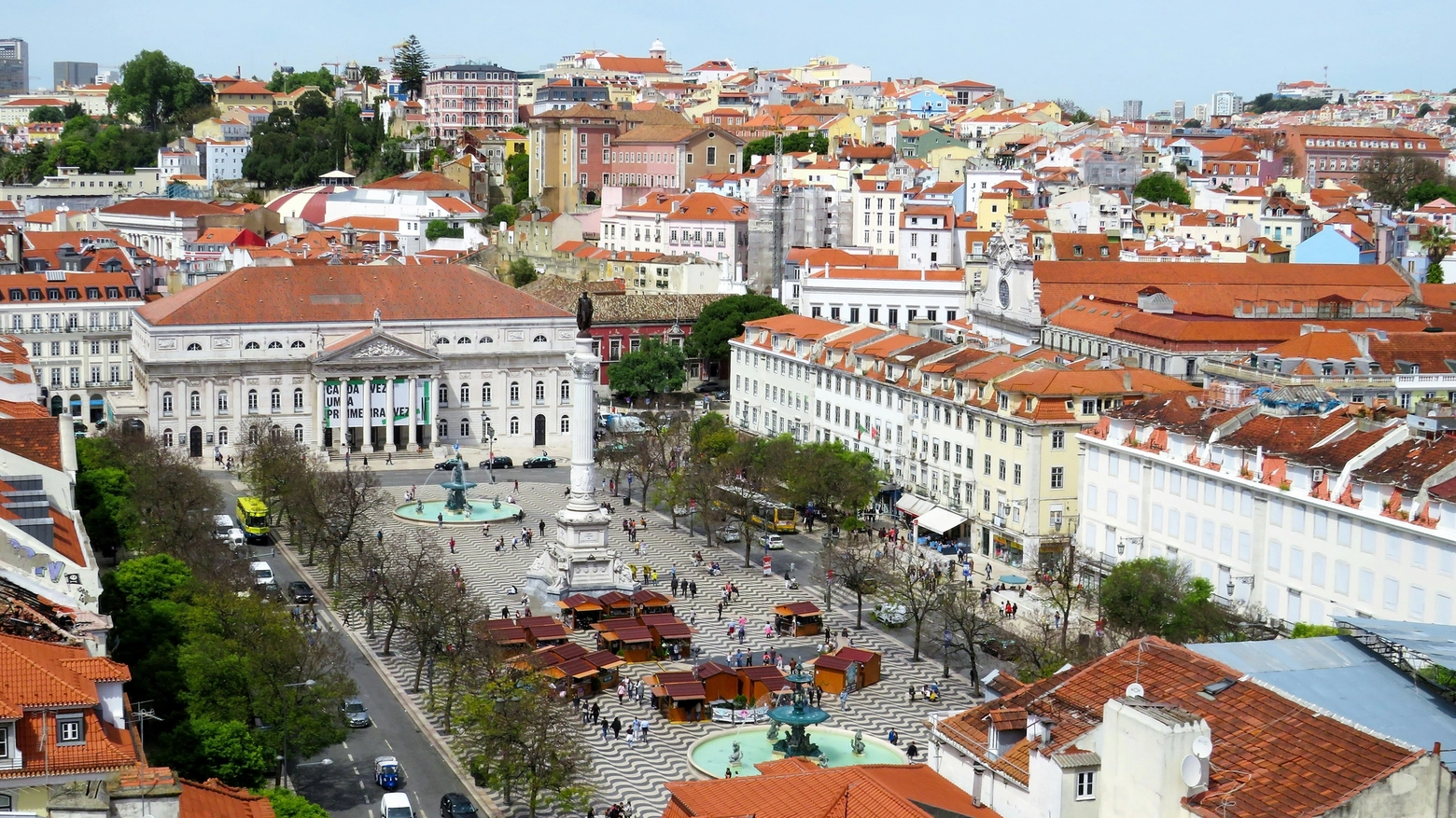 La capitale portoghese ospita le case museo dei due autori, oltre al caffè dove il poeta amava scrivere. E in città sono tanti i luoghi descritti nelle opere del premio Nobel per la Letteratura