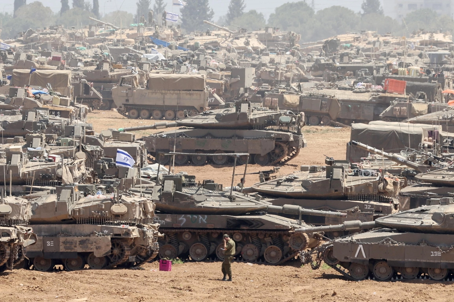 Truppe e mezzi corazzati israeliani al confine con la Striscia di Gaza