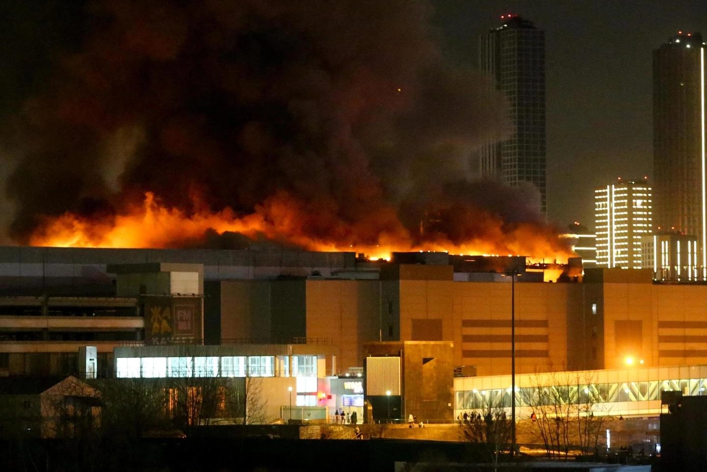 Il tetto in fiamme del Crocus City Hall a Mosca