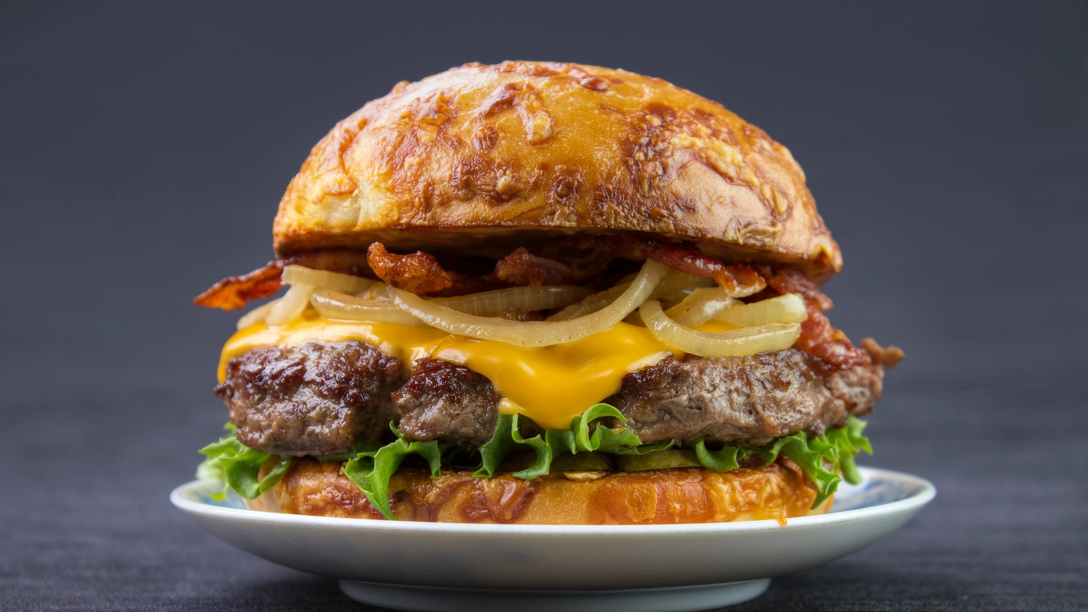 Cheesburger: l'inflazione fa volare il prezzo del panino simbolo Usa
