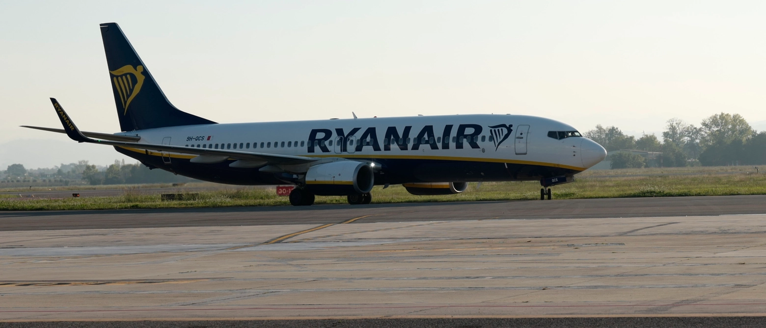 Il pilota dell’aereo Ryanair ha invertito la rotta, tornando allo scalo di Caselle, da dove era decollato. Inutili i tentativi di rianimazione in pista. Sotto choc la moglie del giovane, che si è sentita male ed è stata trasportata in ospedale