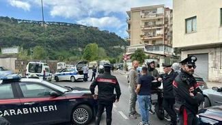 A Napoli, il pirata della strada che ha investito e ucciso la 21enne Sara Romano si è consegnato alle autorità. Il giovane, individuato grazie alle telecamere di sorveglianza, si è presentato accompagnato da un avvocato.