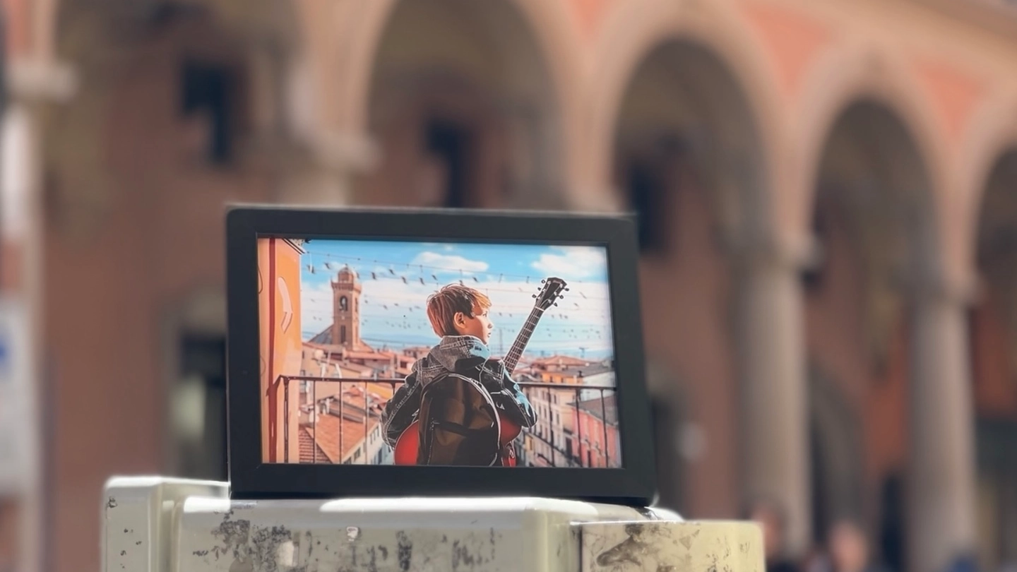 Una foto incorniciata ed esposta nei luoghi simbolo di Bologna: sullo sfondo i portici, la mostra-provocazione