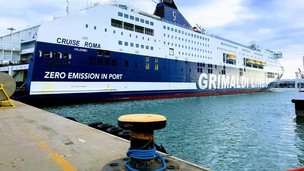 Viaggi sostenibili con le navi “Zero Emission“. Durante le soste in porto si utilizzano le batterie