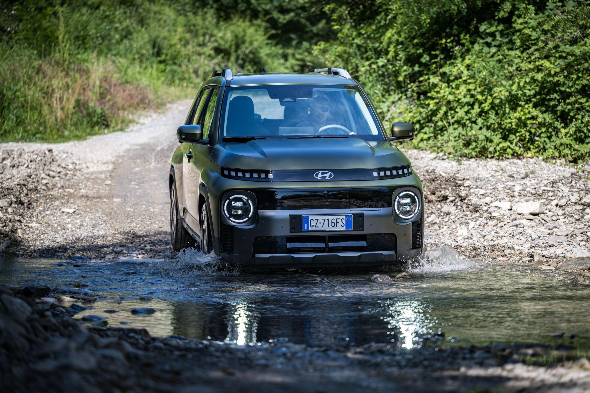 Arriva Inster Cross. Il baby fuoristrada è solo a batteria Arriva Inster Cross. Il baby fuoristrada è solo a batteria