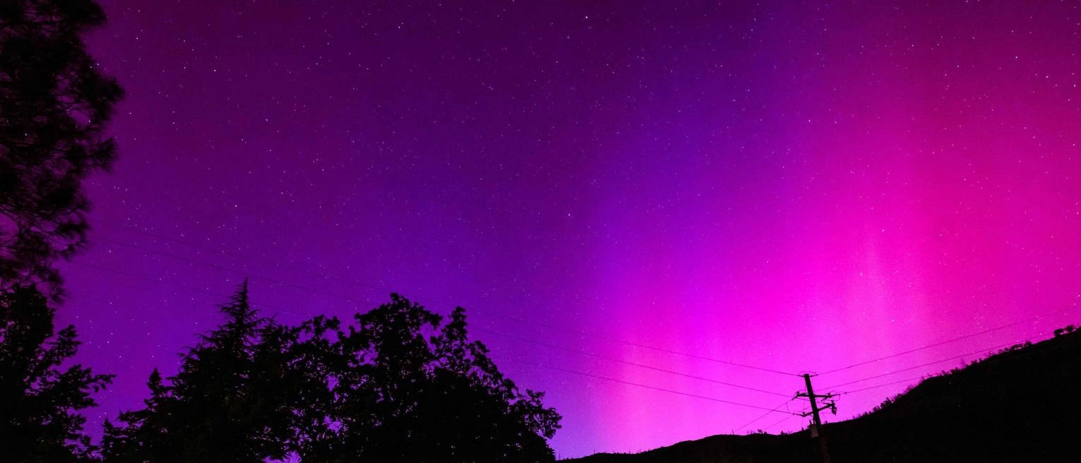 Una tempesta solare eccezionale ha causato aurora boreali e australi inusuali in tutto il mondo, con problemi alle reti elettriche e alla navigazione satellitare.