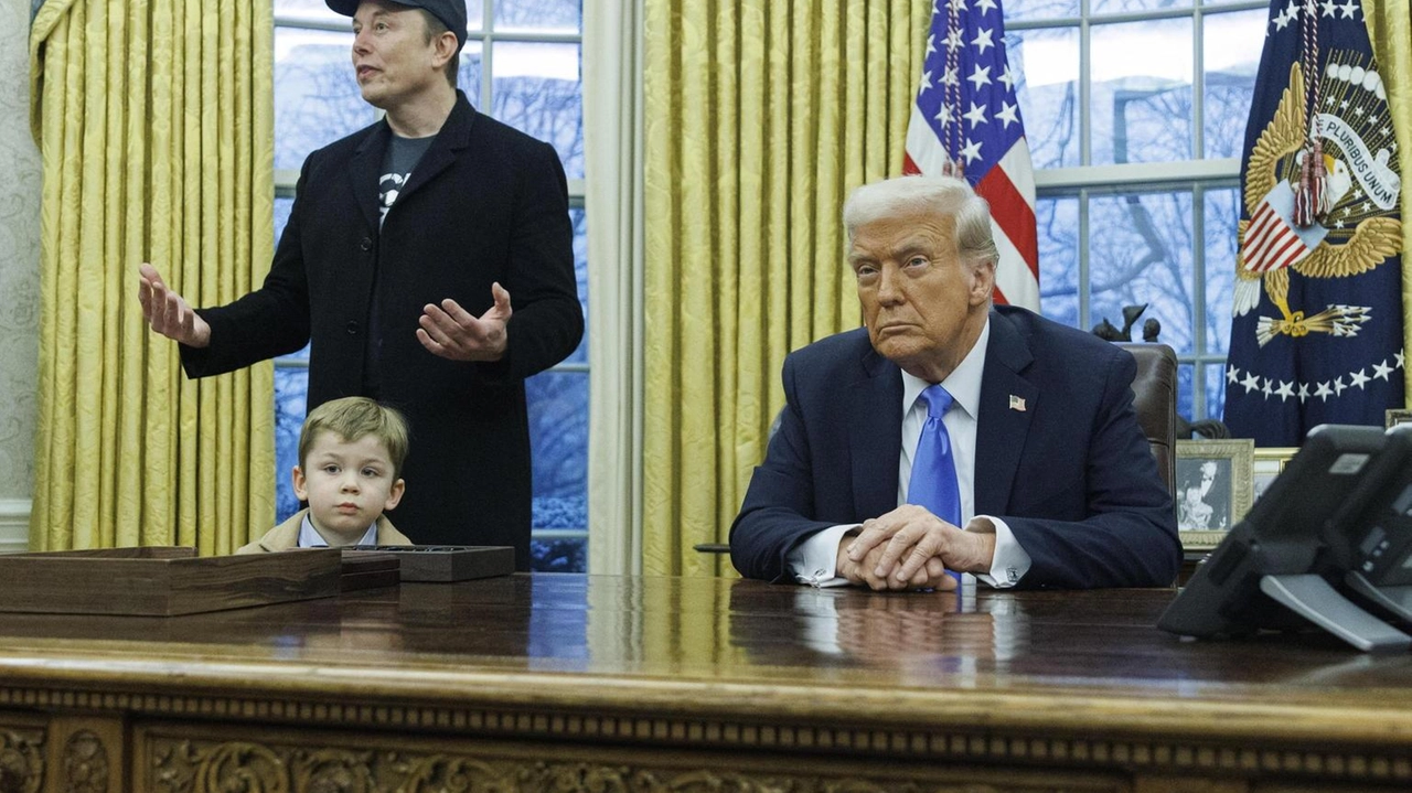 Il video del figlio di Elon Musk che parla a Trump nello Studio Ovale fa discutere, tra gesti imitativi e critiche di Grimes. Il video del figlio di Elon Musk che parla a Trump nello Studio Ovale fa discutere, tra gesti imitativi e critiche di Grimes.