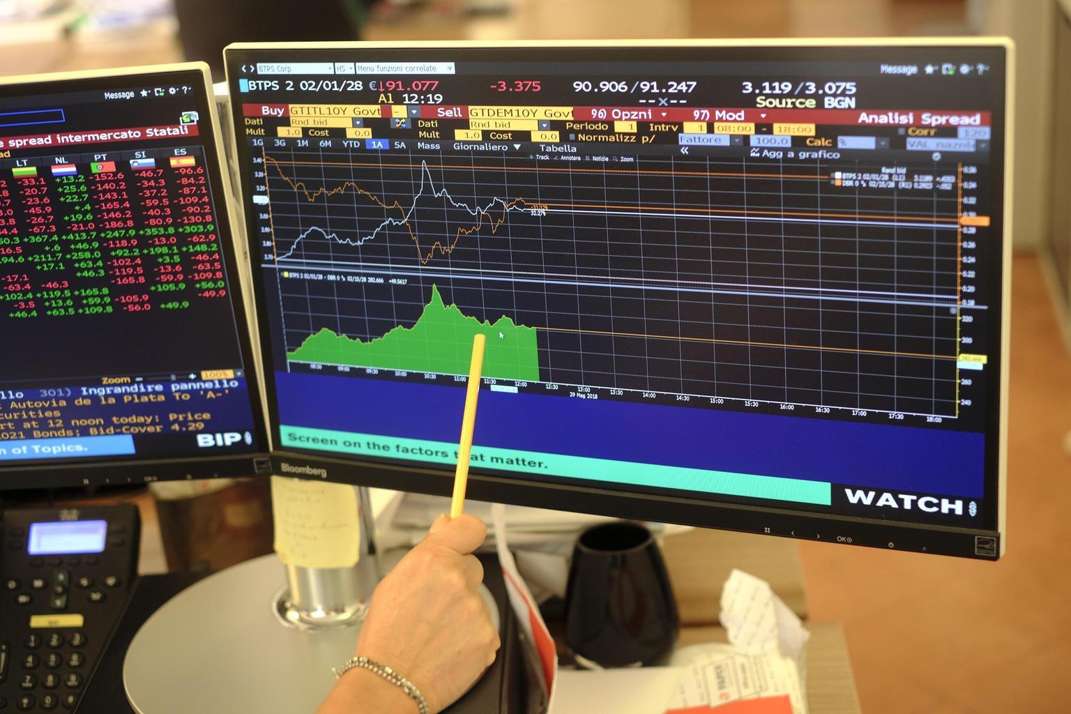 Mef vende 8,5 miliardi di Btp e CctEu, tassi giù 10 anni Mef vende 8,5 miliardi di Btp e CctEu, tassi giù 10 anni