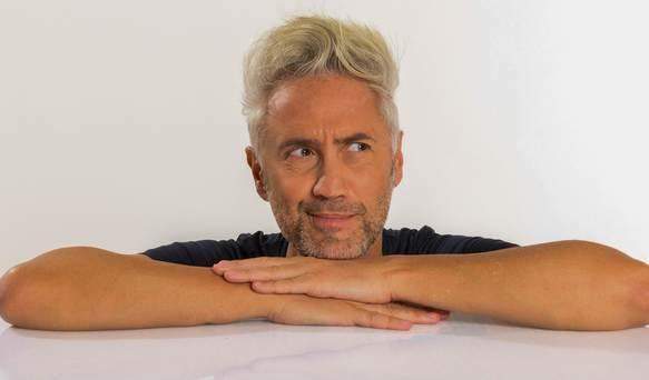 ’La fisica dell’estate’ con Schettini, il prof più amato del web ’La fisica dell’estate’ con Schettini, il prof più amato del web