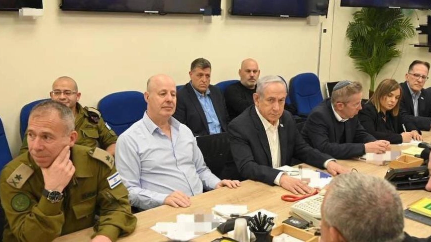 Il premier israeliano Benjamin Netanyahu (terzo da sinistra) presiede il Gabinetto di guerra nel Ministero della Difesa a Tel Aviv