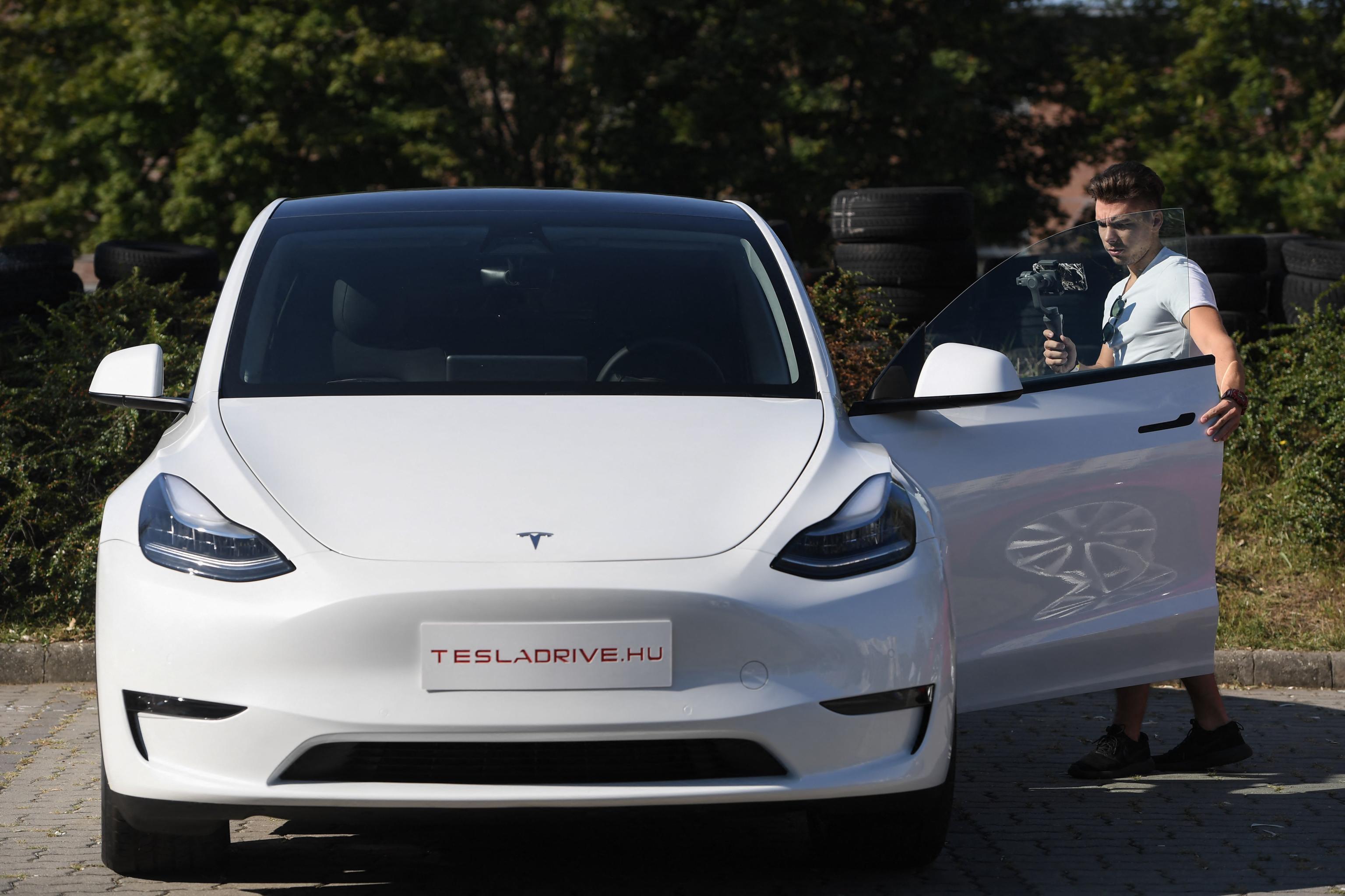 Tesla avvia l’era dei robotaxi: ad Austin primo test su strada. Quali sono vantaggi e limiti Tesla avvia l’era dei robotaxi: ad Austin primo test su strada. Quali sono vantaggi e limiti