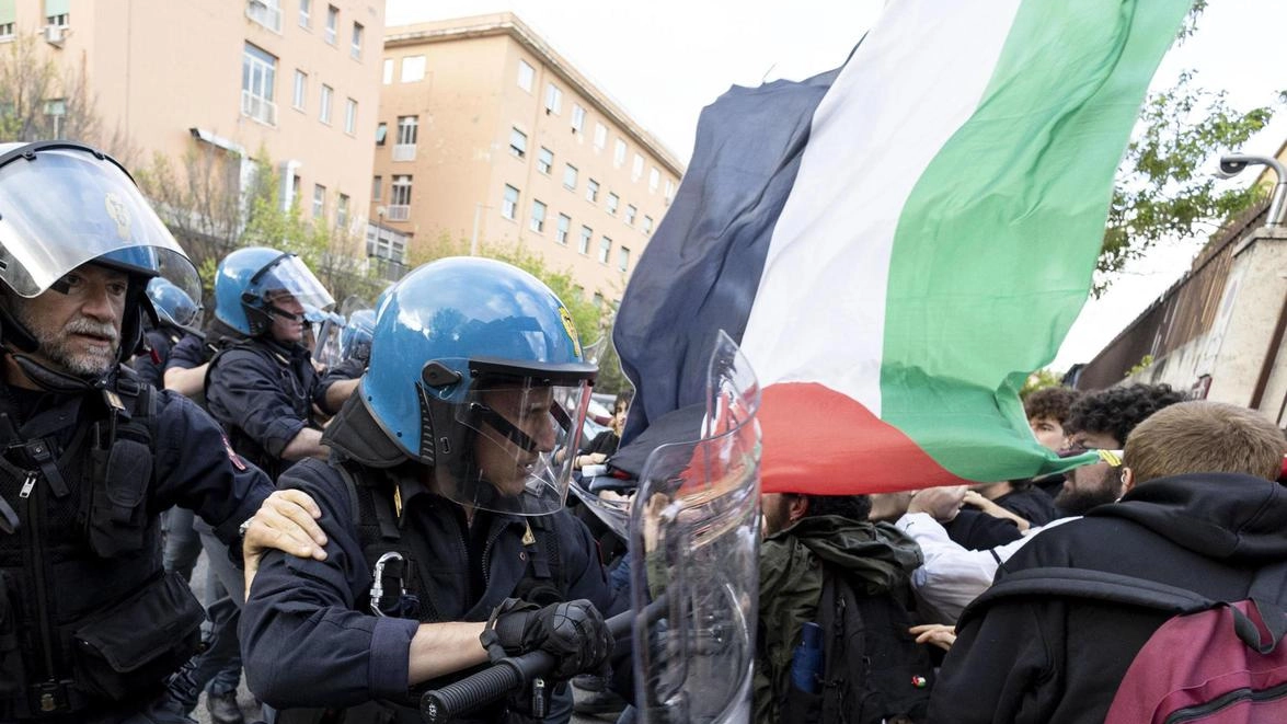 Alla Sapienza di Roma feriti 25 agenti e 2 carabinieri, liberi i manifestanti bloccati. Aula occupata a Padova
