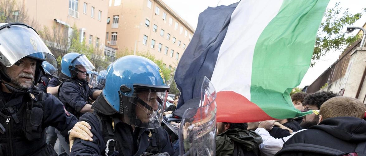 Alla Sapienza di Roma feriti 25 agenti e 2 carabinieri, liberi i manifestanti bloccati. Aula occupata a Padova