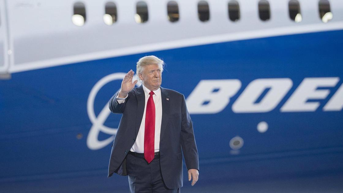 Ala del Boeing di Trump urta un aereo nello scalo della Florida