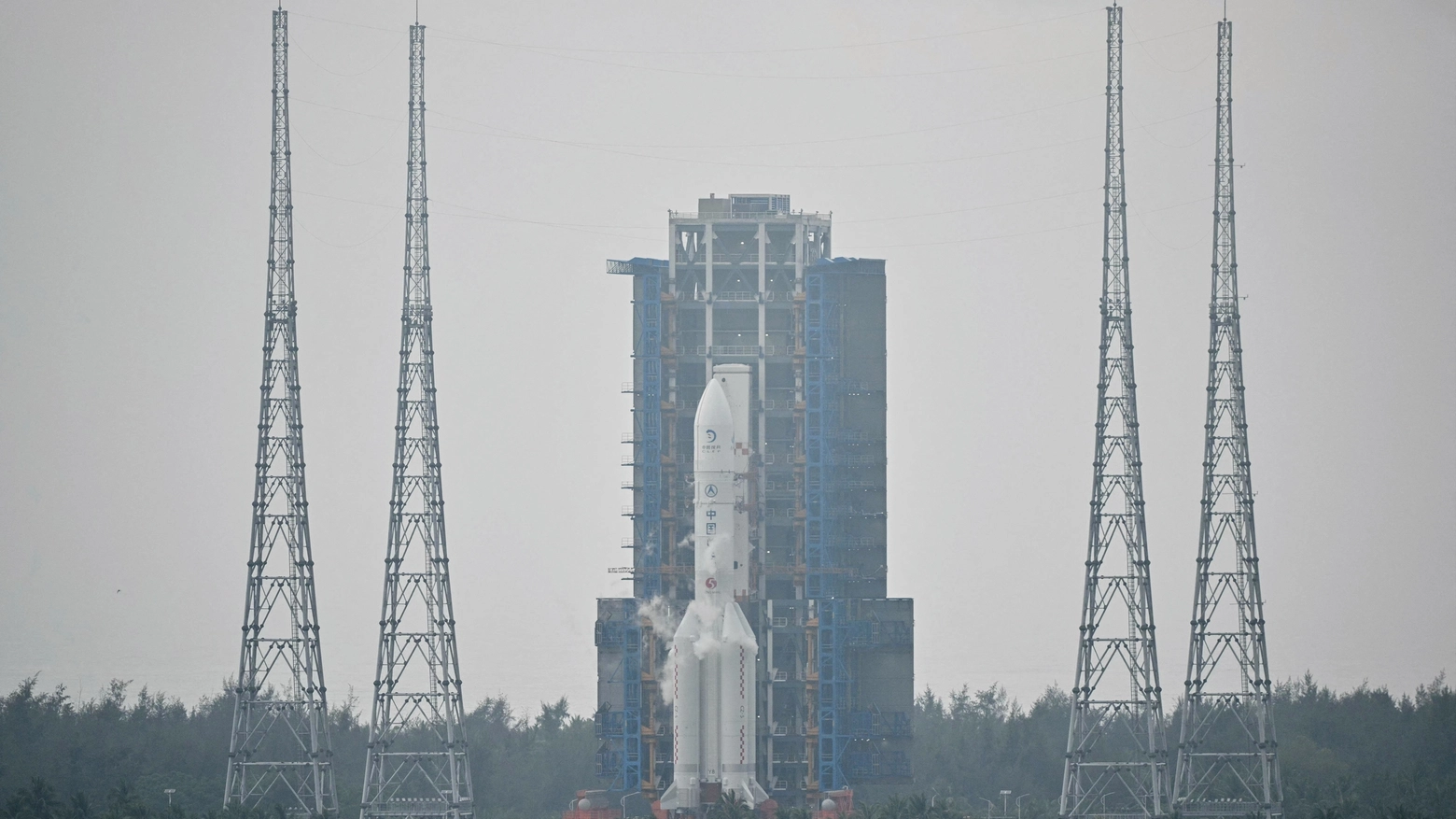 La sonda Chang’e-6 è decollata oggi dal centro di lancio di Wenchang, nel sud del Paese. “Una missione che fa la storia”