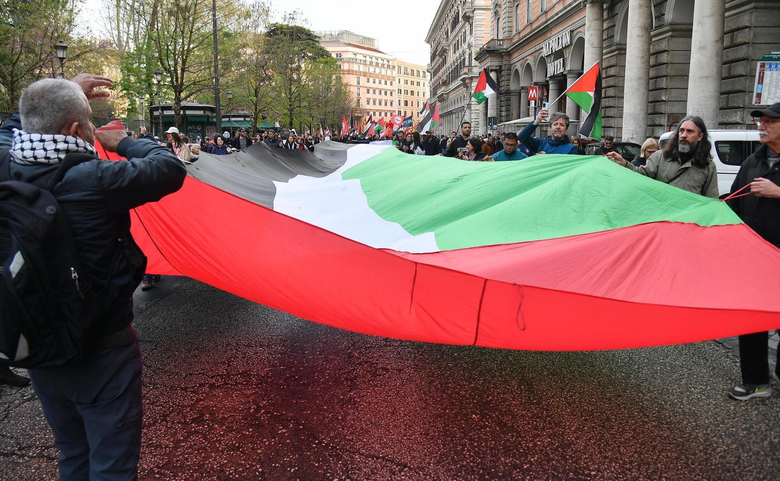 In piazza per Gaza, corteo a Roma: attese 50mila persone In piazza per Gaza, corteo a Roma: attese 50mila persone