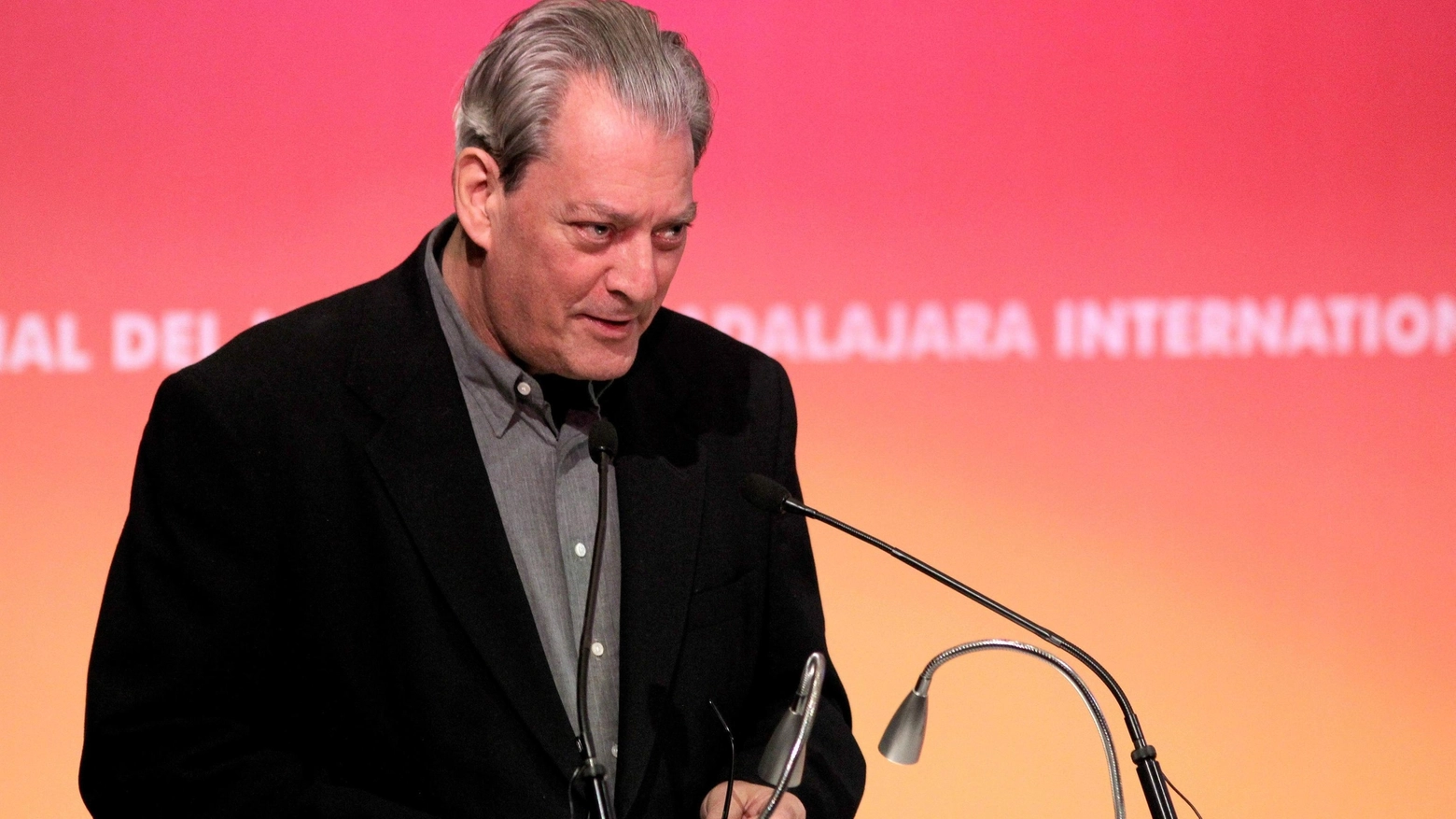 Lo scrittore Paul Auster premiato al Guadalajara International Book Fair 2017 (Ansa)