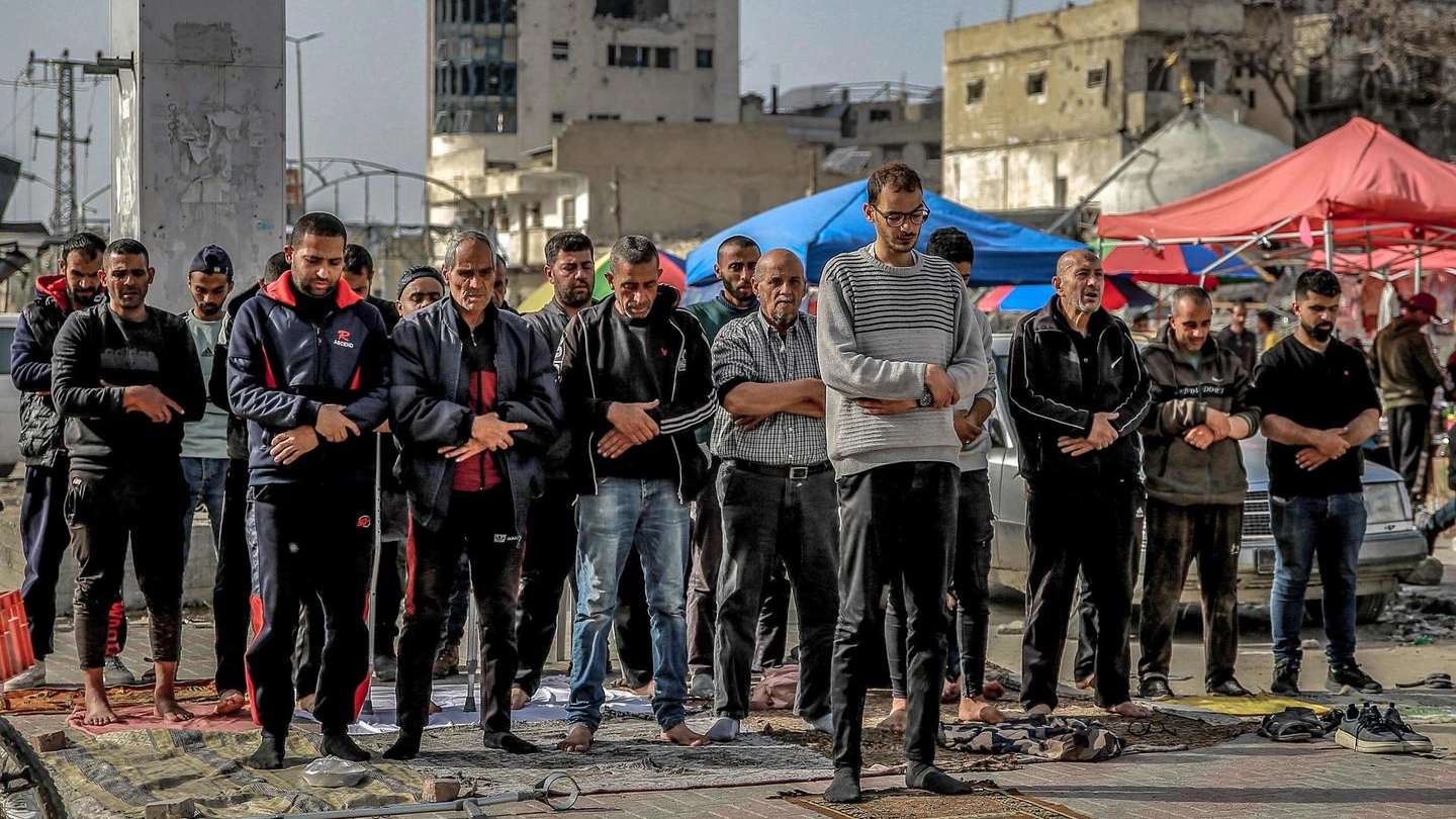 Fedeli musulmani pregano a Gaza durante il Ramadan