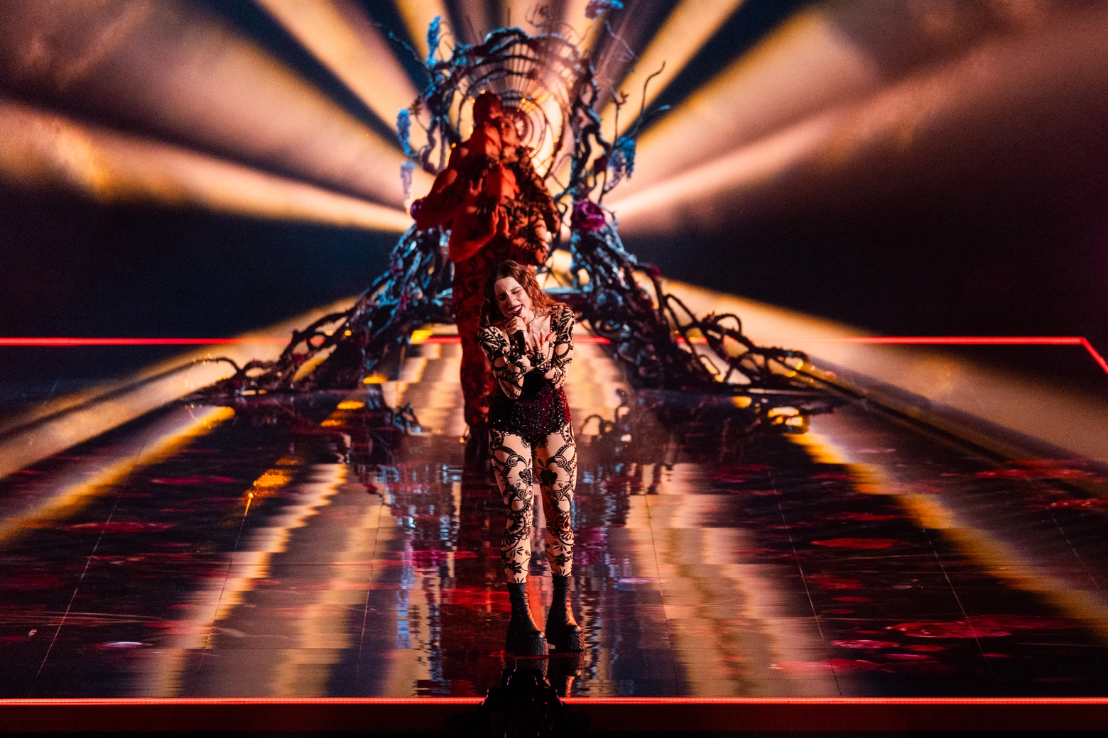 Angelina Mango sul palco dell'Eurovision 2024 veste Etro