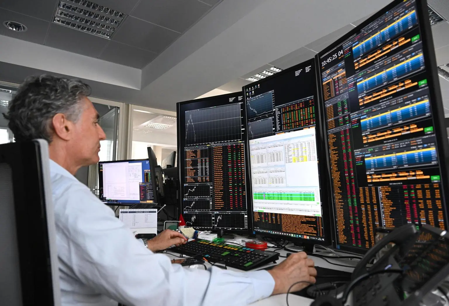 Borsa di Milano in calo del 1,20%: effetto cedole su 74 società