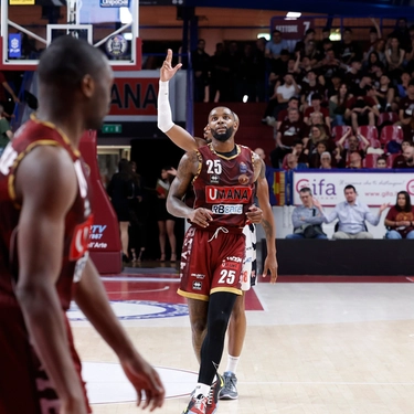 Basket, Serie A: la Virtus stende Tortona, Reggio Emilia sorprende Venezia