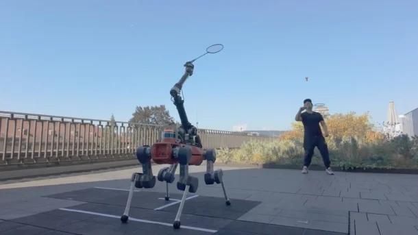 il robot gioca a badminton contro gli esseri umani il risultato è impressionante