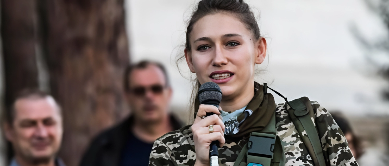 Giulia Schiff, ex allieva dell'aeronautica militare, denuncia mobbing e nonnismo durante il "battesimo del volo" nel 2018 a Latina. Parte civile contro 8 sergenti.