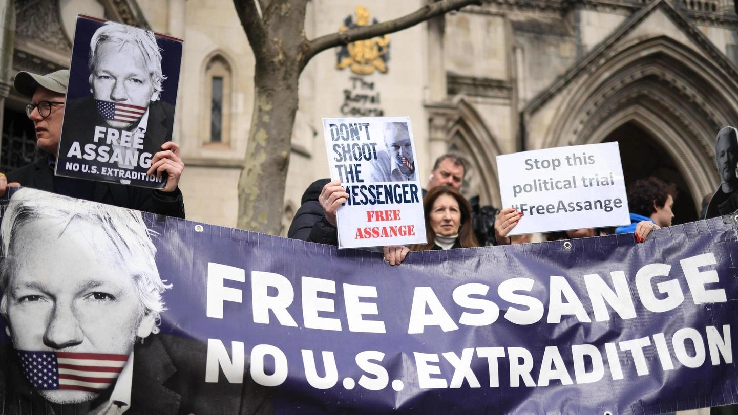 Uno spiraglio per Assange. Corte di Londra: sì all’appello. Estradizione negli Usa rinviata