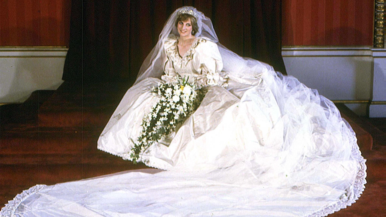 Scomparsa nel 1997, Diana sposò l’allora principe di Galles nel 1981 con un vestito in stile fiabesco dallo strascico record di sette metri