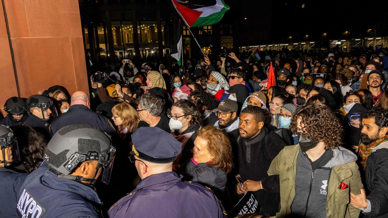 Manifestazioni da Yale a Berkley, caos e scontri. Alla Columbia, epicentro delle tensioni, le lezioni in presenza sono state sospese. “Condanno le iniziative antisemite – ha detto Biden – ma anche chi non capisce quello che sta accade ai palestinesi”