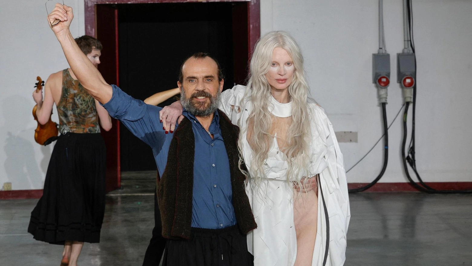 Andreas Kronthaler e la modella Kristen McMenamy alla fine della sfilata Vivienne Westwood di Parigi (Ansa)