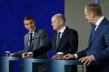 Ucraina, Scholz: “Coalizione per armi a lungo raggio a Kiev”. Macron: “Impedire la vittoria della Russia”