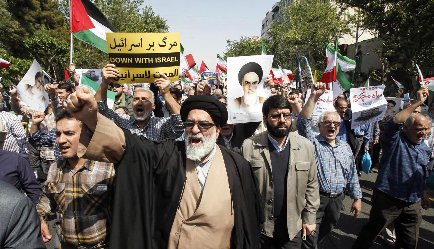 Iran, la storica: "Il regime è vulnerabile, ma lo scontro in atto rafforza i pasdaran"