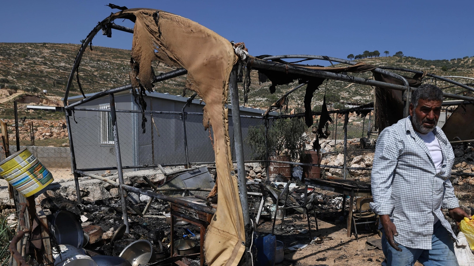 A fuoco case e auto dei palestinesi: c’è un morto. Il governo israeliano prova a stemperare le tensioni.