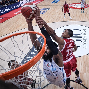 Basket, semifinali scudetto: Milano piega una mai doma Brescia in gara 1