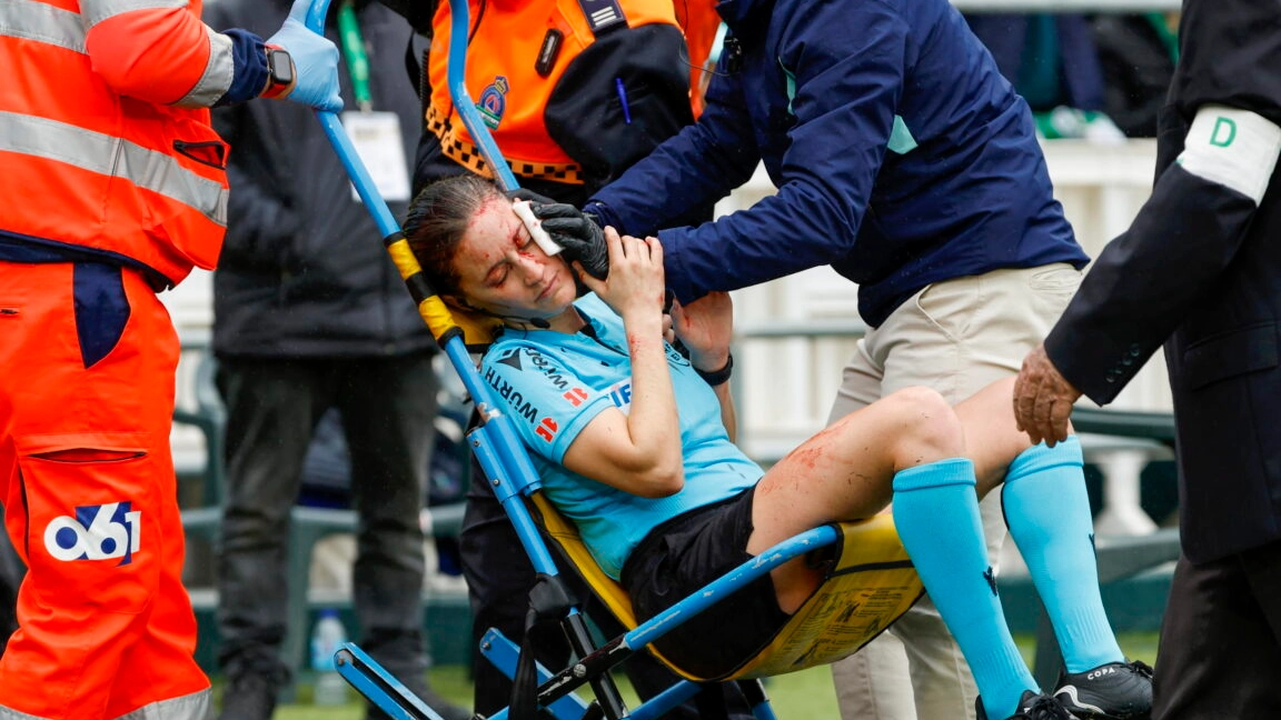 La guardalinee spagnola Guadalupe Porras Ayuso ferita durante un match di Liga
