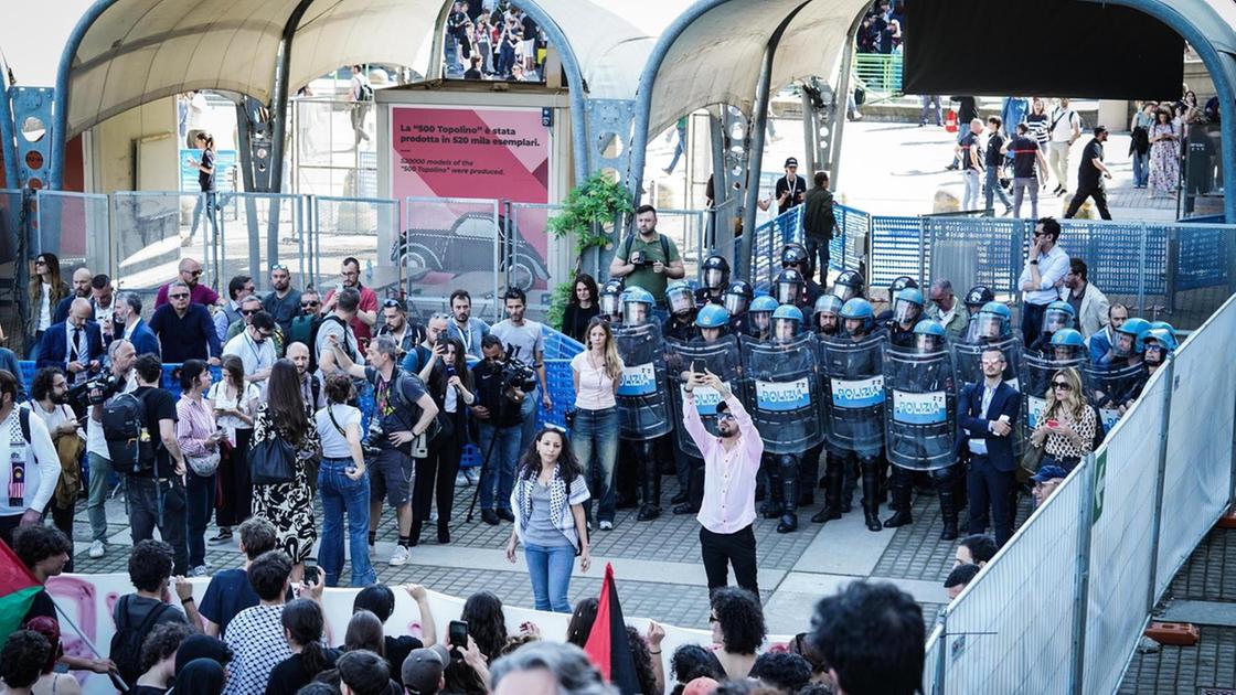 Manifestanti pro Gaza sfondano cancello a Salone del libro