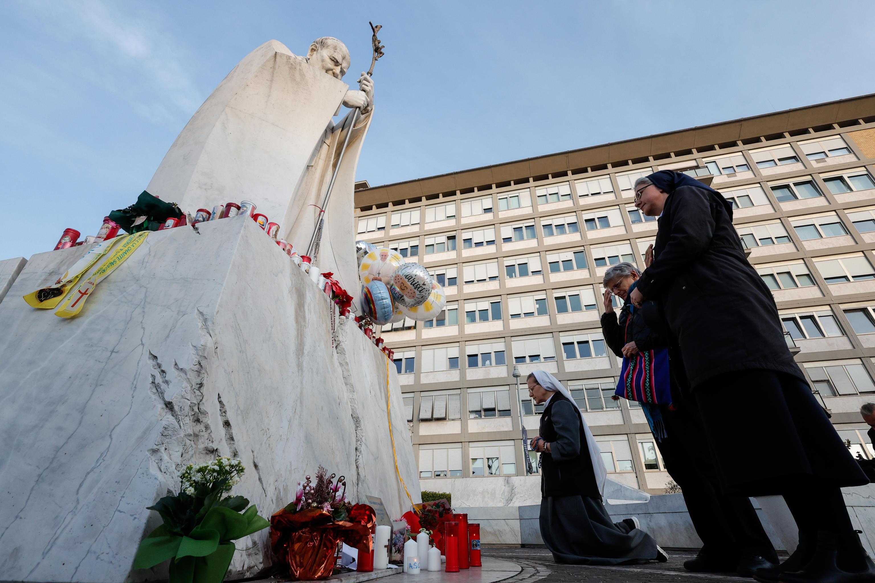 Come sarà da Quotidiano.net Come sarà il funerale di Papa Francesco bara chiusa cambia la sepoltura