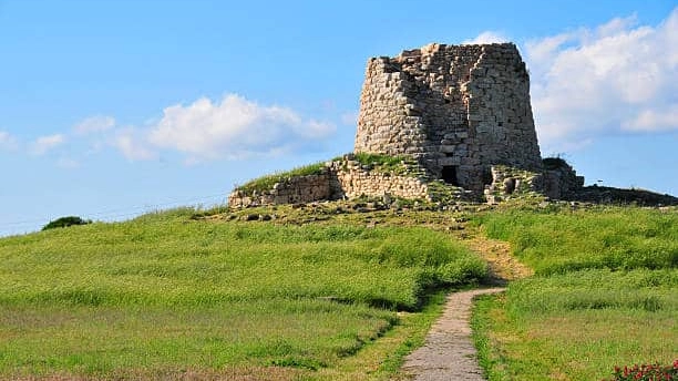 Queste antiche strutture, risalenti all’Età del Bronzo, sono il simbolo dell'isola e rappresentano l'elemento caratteristico di una civiltà che ha ancora molti segreti da svelare